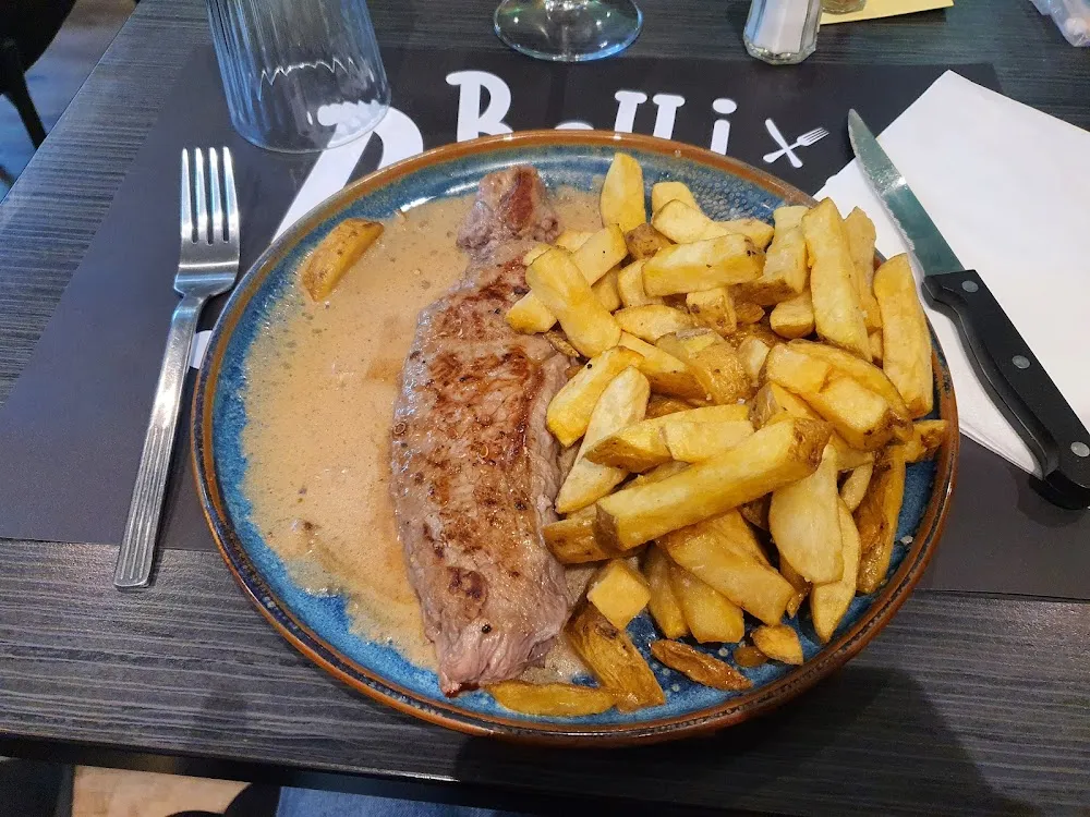 Faux Filet de Bœuf Sauce Au Poivre Avec Frites Maison
